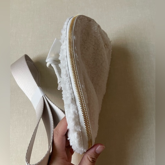Lululemon Belt Bag 1L Fleece - White Opal/Gold - Picture 5 of 14